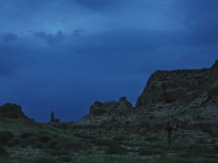 夜幕下的“魔鬼城”
