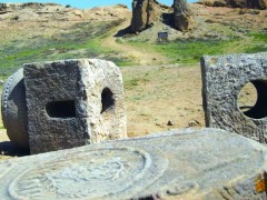 出土于水洞沟遗址距今500年鼓型旗杆底座