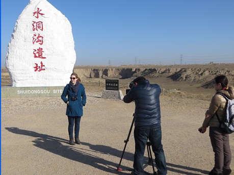 央视《地理中国》在宁夏旅游景点水洞沟取景2